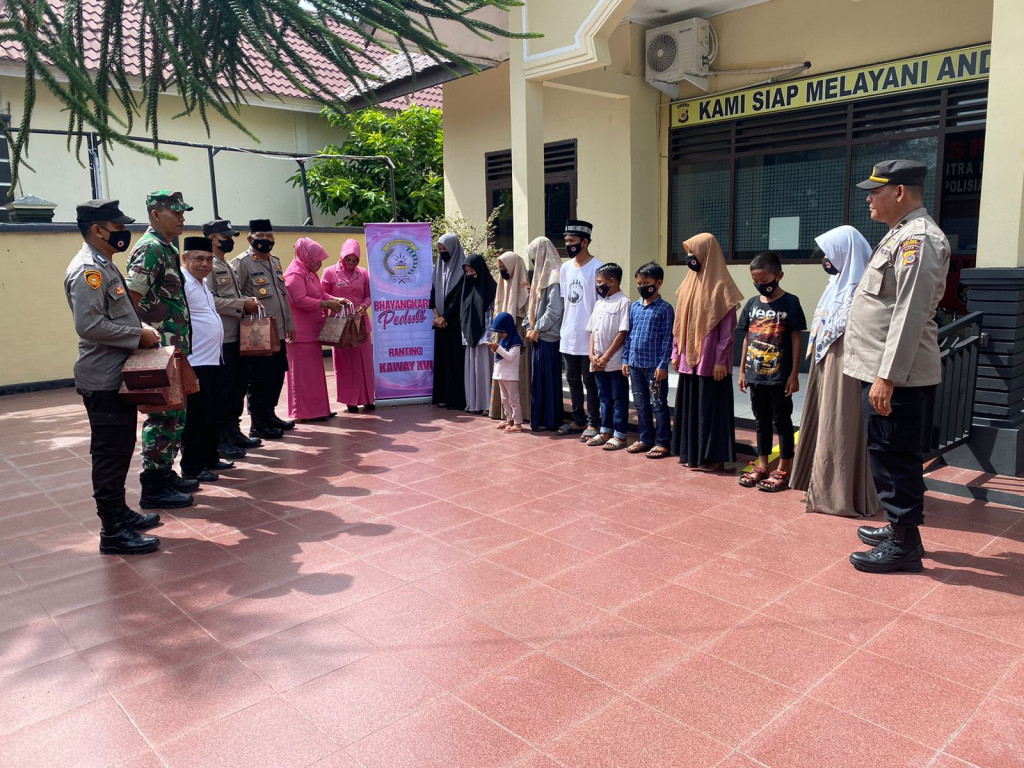 SANTUNAN ANAK YATIM GAMPONG MESJID DI POLSEK KAWAY XVI